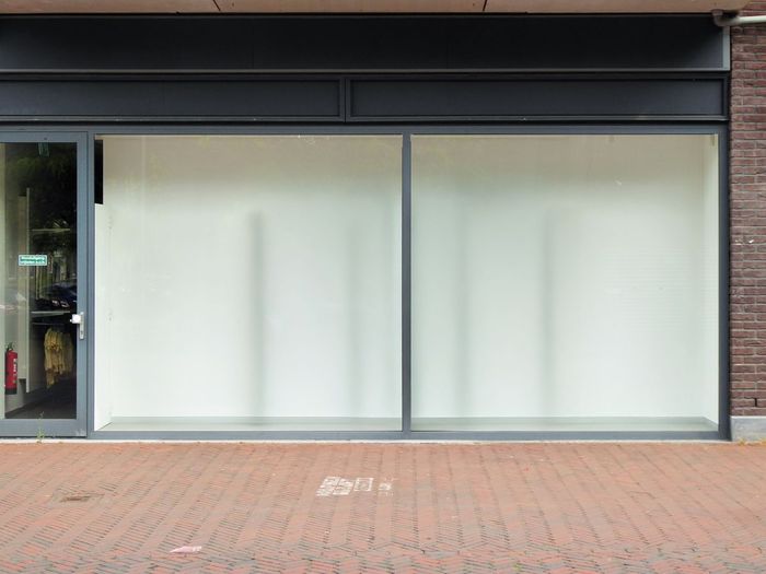 Beyşehir'de cadde üstü 350 m² kiralık dükkanın vitrini
